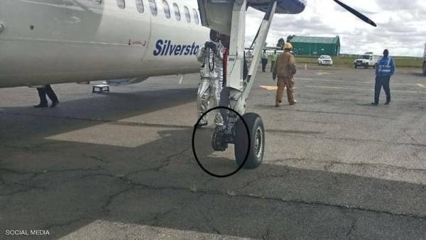 هبوط اضطراري لطائرة فقدت أحد إطاراتها