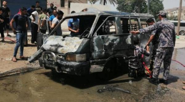 إخماد حريق باص صغير في البحر الميت