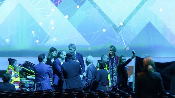 وزير الاقتصاد الألماني يسقط أرضاً ويكسر أنفه (فيديو)