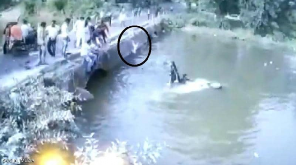 لحظات درامية في النهر.. أب حاول إنقاذ طفله فقذقه في الماء