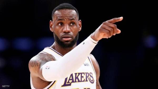 ليبرون جيمس وشوارزنيغر.. خارقون يفرون من نيران كاليفورنيا