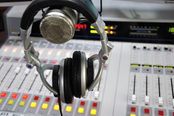 مذيع معروف..وسحب افلام على الهواء مباشرة ..تفاصيل