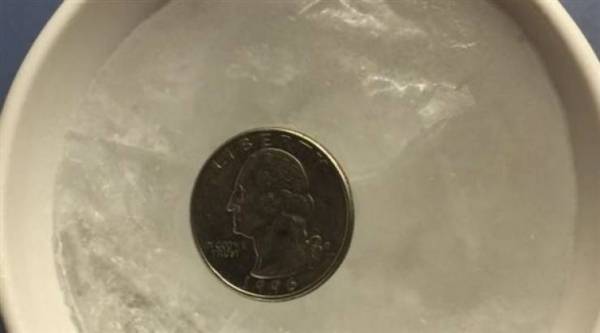 لهذا السبب يجب وضع كوب ماء مع عملة معدنية بالفريزر