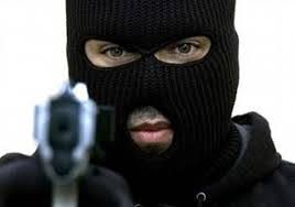 مجهولون يعتدون على عربي ويسلبونه 10 آلاف دينار