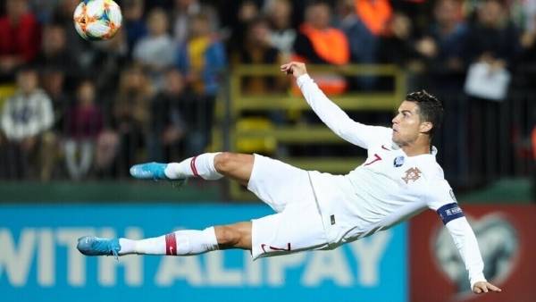 والدة رونالدو: المافيا حرمت ابني من الكرة الذهبية