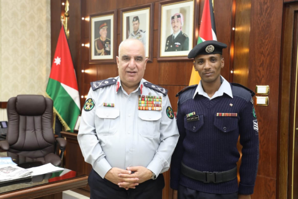 البزايعة يكرم أحد مرتبات الدفاع المدني لإنقاذه عائلة في إربد