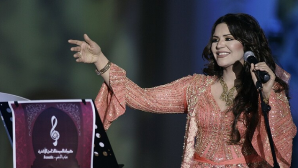 بالفيديو.. الفنانة أحلام تفاجئ متسابقا بهدية غير متوقعة بعد خروجه من ذا فويس