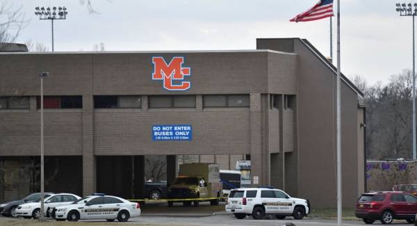 بالفيديو... مشاجرة عنيفة بين طالب ومعلمته داخل الفصل