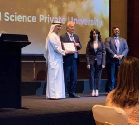 وزير الدولة لشؤون التعليم العالي والمهارات المتقدمة الإماراتي يسلم جامعة العلوم التطبيقية  شهادة QS World University Ranking