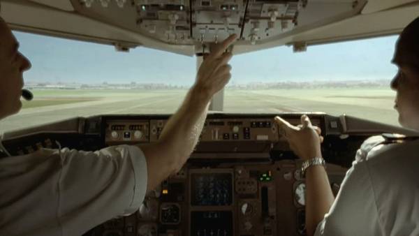 منع طيار صيني من الطيران مدى الحياة