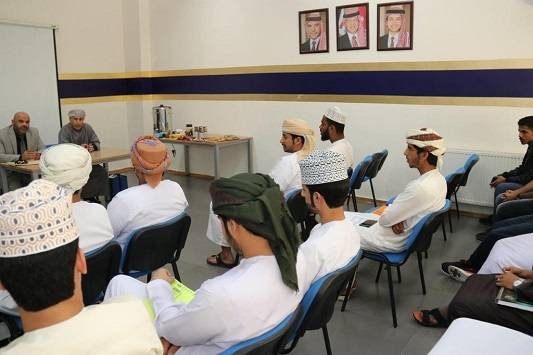 الملحق الثقافي العُماني يلتقي طلبة بلاده في عمان العربية