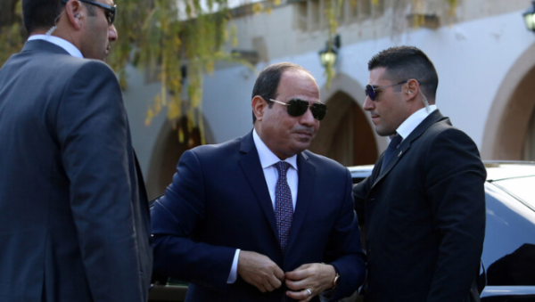 السيسي يعاتب وزير النقل على الهواء .. (فيديو)