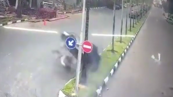 شاهد بالفيديو.. سيدة تنجو بأعجوبة من حادث سير