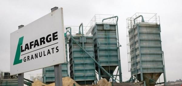 لافارج تؤكد مضيها ببتسريح 200 موظف من موظفيها