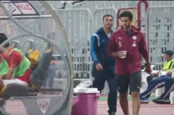 بالفيديو... خمسينة شاي على دكة منتخب مصر تشعل مواقع التواصل