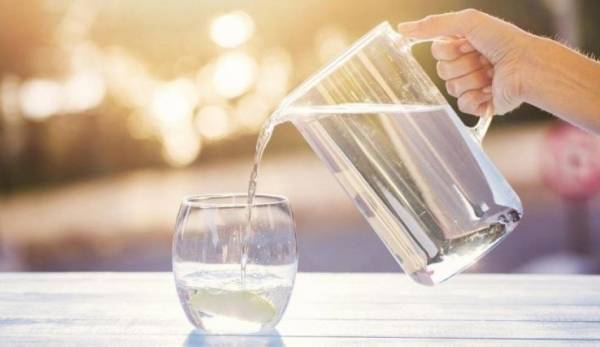 هل من المهم شرب الماء أول شيء في الصباح