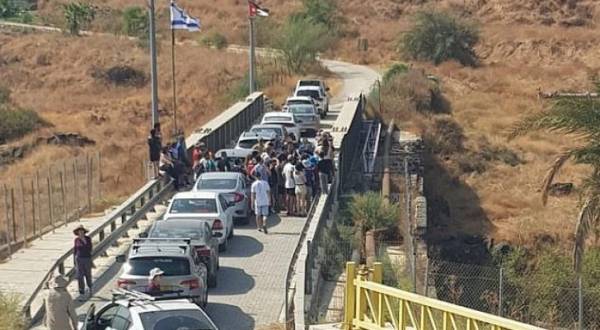 بالفيديو: إغلاق بوابات منطقة الباقورة بعد إخراج المستوطنين منها