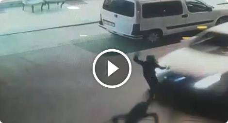 طفلة تطير في الهواء بعدما دهستها سيارة في طولكرم