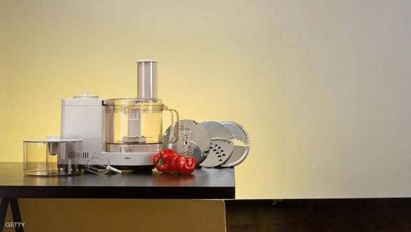 علق وشاحها في خلاط كهربائي.. فوقعت الكارثة