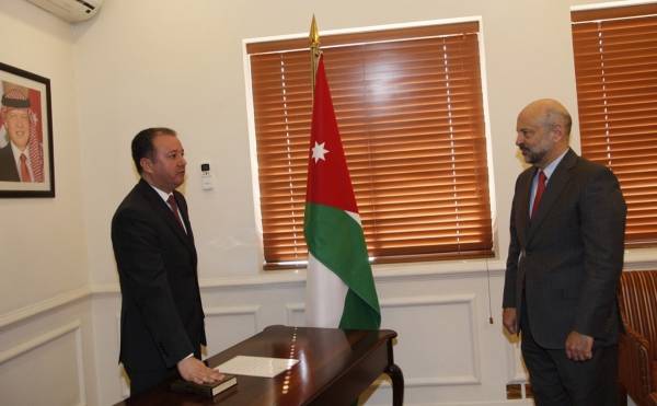 العدوان يؤدي اليمين القانونية امام الرزاز