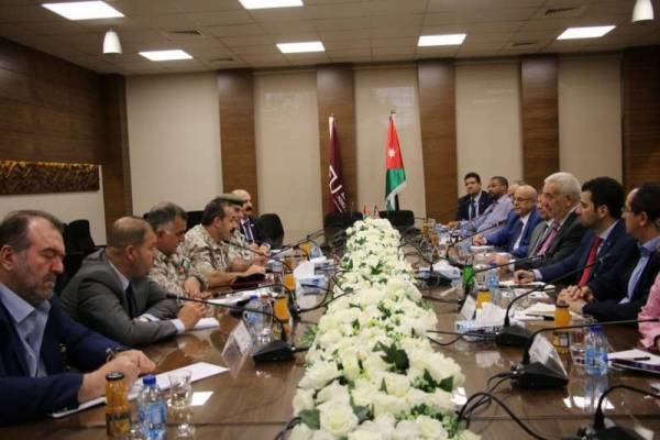 تعزيز مجالات التعاون بين جامعة الشرق الأوسط وكلية الدفاع الوطني الملكية