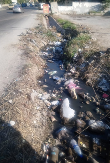 أهالي صافوط يطالبون بإغلاق عبارة المياه امام محلاتهم