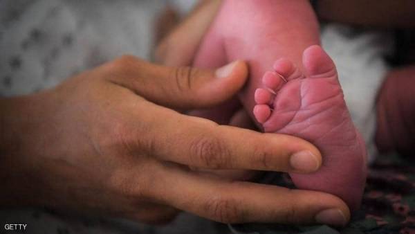 بـ11 ألف دولار.. أب يبيع طفلته لهثا وراء نجمات الإنترنت