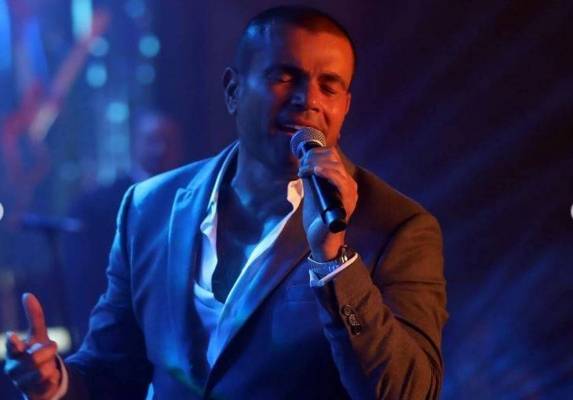 بالفيديو – من ضرب عمرو دياب أثناء غنائه على المسرح؟ إليكم القصة