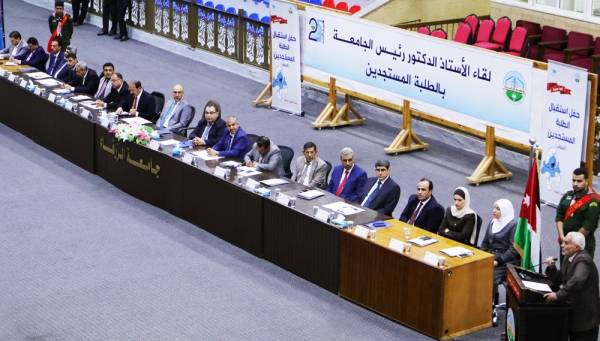 رئيس جامعة الزرقاء بالوكالة يلتقي الطلبة المستجدين