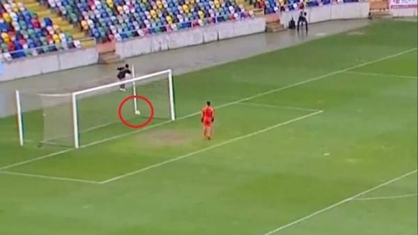 بالفيديو.. هدف رائع من منتصف الملعب في غفلة من حارس المرمى
