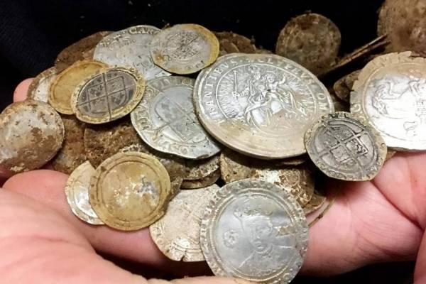 أضاع خاتم الزواج لكن حظه أهداه 100 ألف جنيه