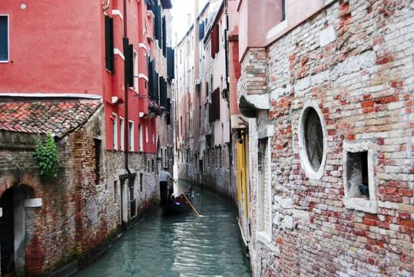 البندقية كما لم ترها من قبل! المياه تغطي ميادينها وتدخل البيوت واعلانها «منطقة كوارث»