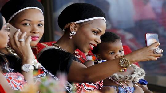 ملك يهدي زوجاته ال 14 أسطولا من سيارات رولز رويس ويستفز شعبه