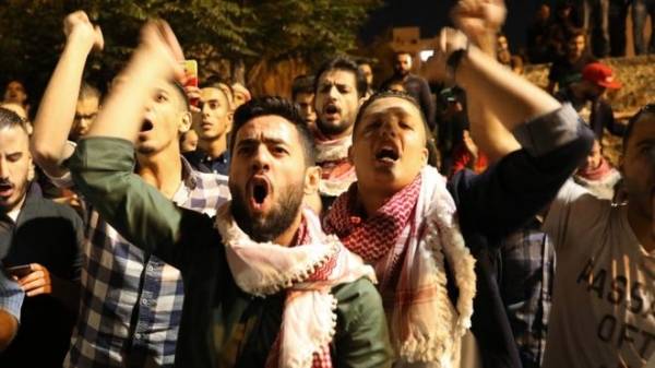 المملكة  تعوم بالاحتجاجات  والحكومة غايب طوشة 