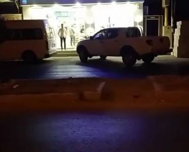 سطو مسلح بالسيوف على صيدلية  في حي نزال تفاصيل