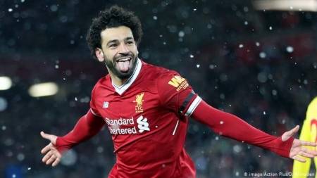صورة.. «محمد صلاح» يحمل الصليب بالكنيسة ويفجر جدلاً عارمًا