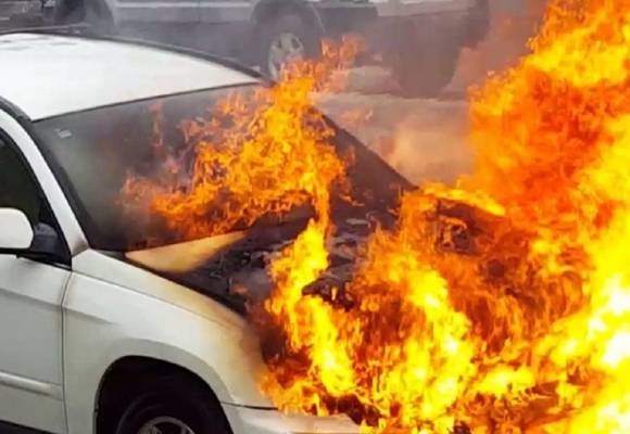 رجل يشعل النار في زوجته داخل سيارة