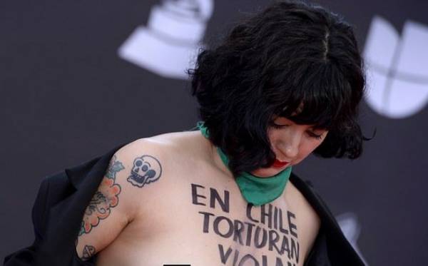 مغنية صدمت الجميع تعرت و كشفت عن صدرها أمام الكاميرات لإيصال رسالة