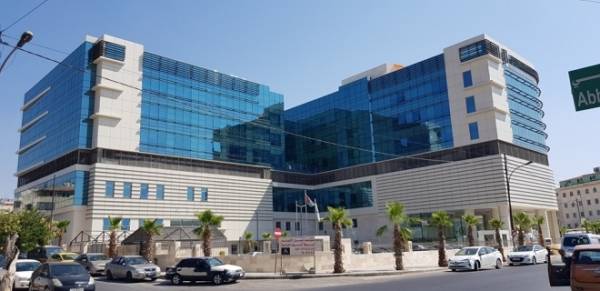 مستشفى الكندي يزرع لوحات إعلانية في شوراع عمان تستفز المواطن وتسبب تلوث بصري ..أين أمانة عمان؟؟