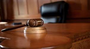 المسؤولة المالية في نادي مدينة الحسن والتي لهفت عشرات الالاف تمثل امام جنايات عمان بالمريول الازرق والووكر