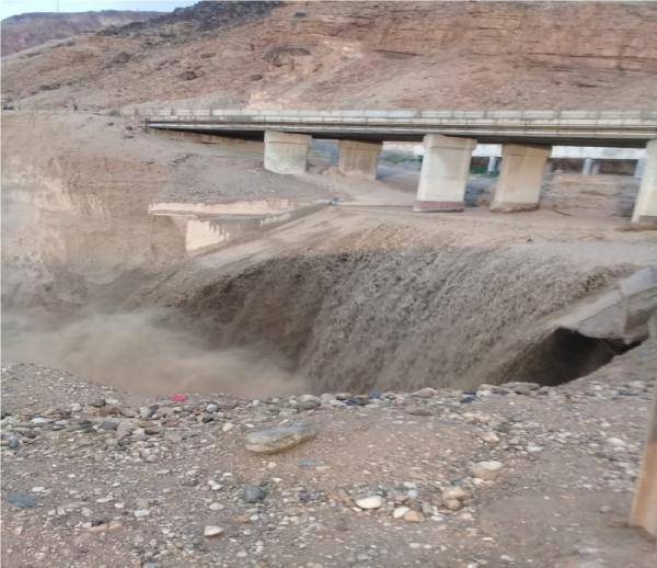 انهيار ترابي في مشروع جسر زرقاء ماعين ومحاصرة عمال