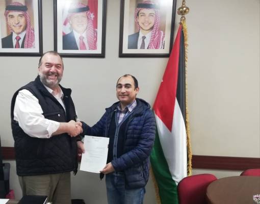 الشرق الأوسط تكرم أحد طلبتها المبادرين