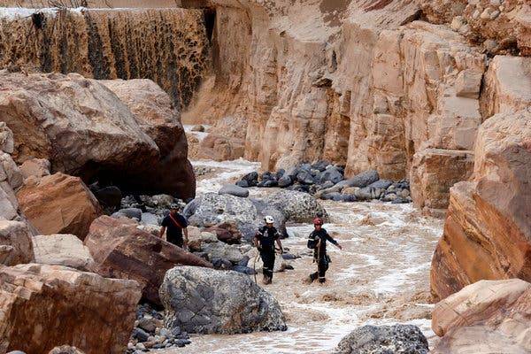 الدفاع المدني ينقذ ثلاثة سياح بمنطقة زرقاء ماعين