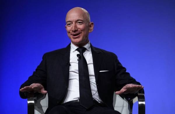 بيزوس يستعد للنزول عن عرشه كأغنى رجل بالعالم
