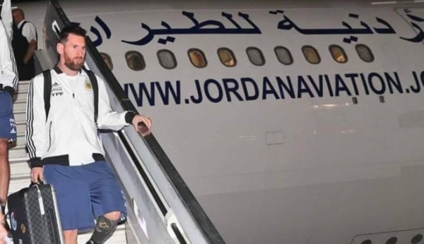 ميسي يصل إلى تل أبيب على متن طائرة أردنية (فيديو)