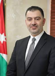 وزير العمل البطاينة .. واثق الخطوة  يمشي ملكاً 