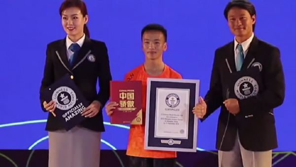 بالفيديو.. صيني يحطم الرقم العالمي لانه خارق