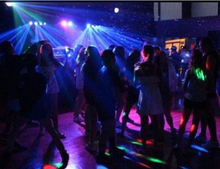 رضيع يحصل على تذكرة دخول مجاني لملهى ليلي مدى الحياة!