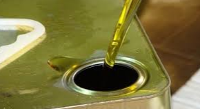 تحويل 3 اشخاص للقضاء وتتلف كميات من زيت الزيتون المغشوش