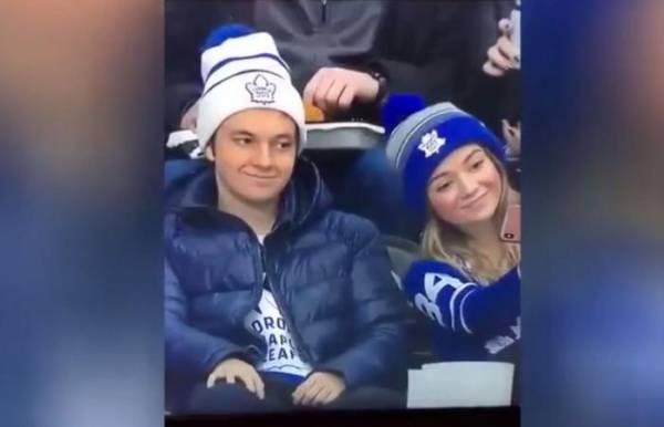 شاهد.. ابتسامة صفراء لسيلفي تشعل مواقع التواصل